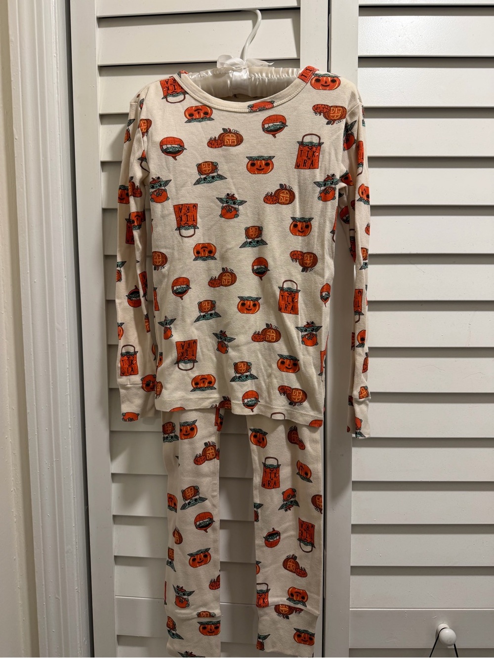 GAP Star Wars Cream Long Sleeve Grogu and Pumpkin Halloween Print Pajama Set